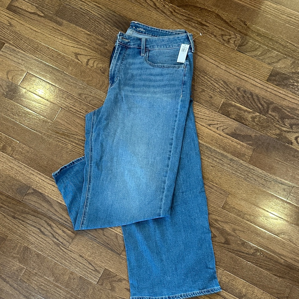 Women’s Light Wash Cropped Blue Jeans | NWT